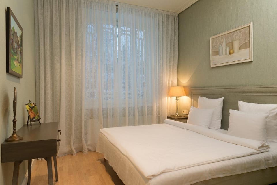 Photo of the whole room, Bedroom