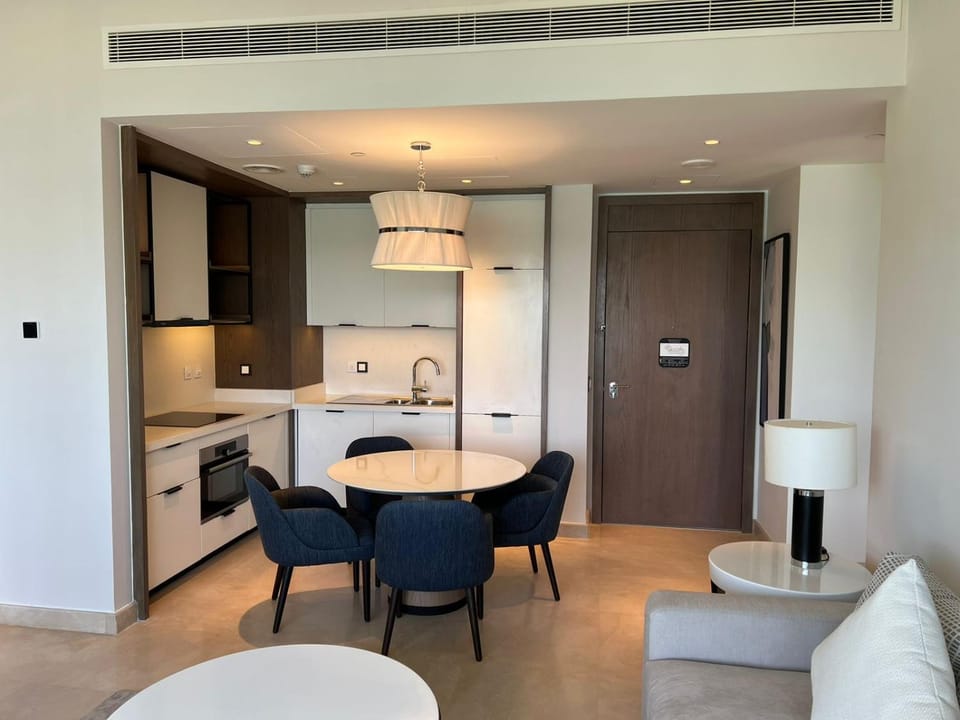 Kitchen or kitchenette, Seating area, Dining area, oven, stove