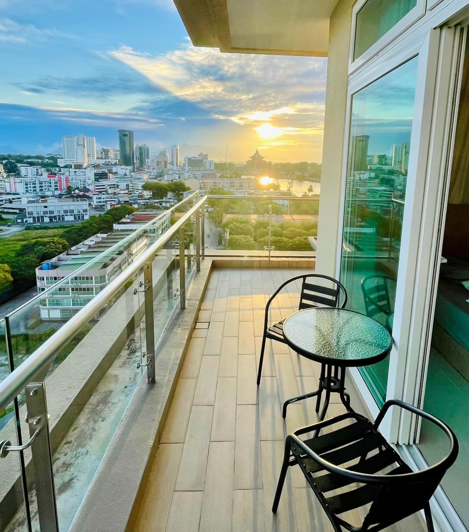 Day, View (from property/room), Balcony/Terrace, Seating area, City view, Sea view, Sunset