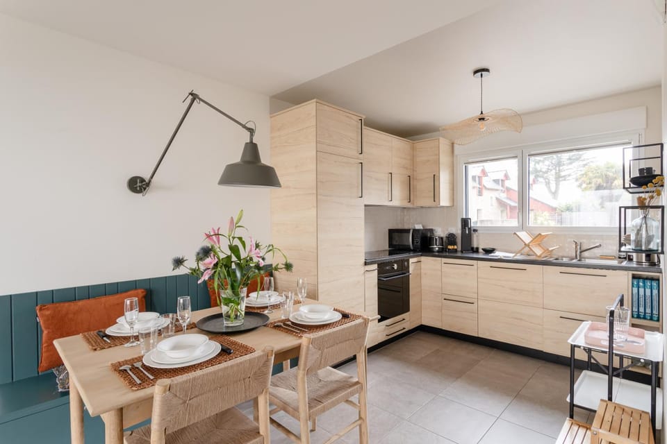 Kitchen or kitchenette, Dining area