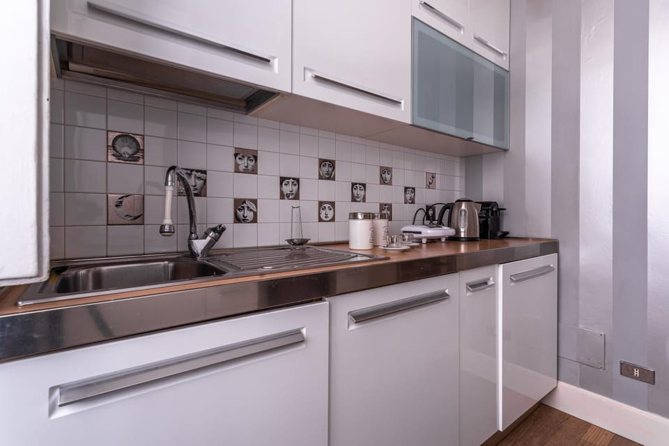 Coffee/tea facilities, Kitchen or kitchenette, dishwasher, stove, toaster