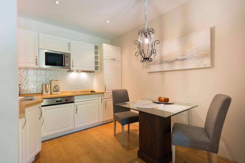 Kitchen or kitchenette, Dining area, stove