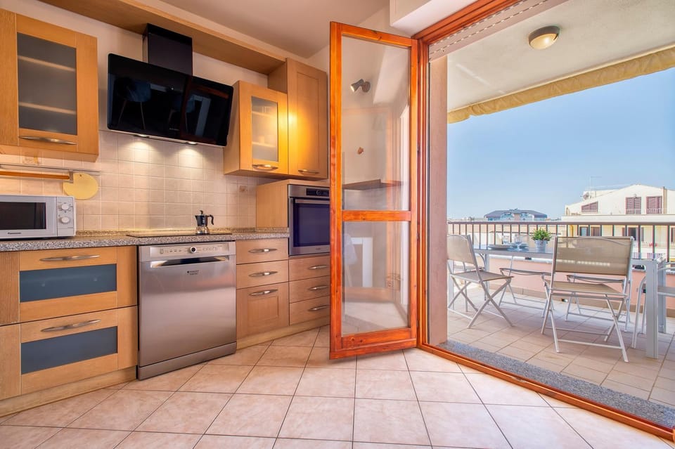 Kitchen or kitchenette, Living room