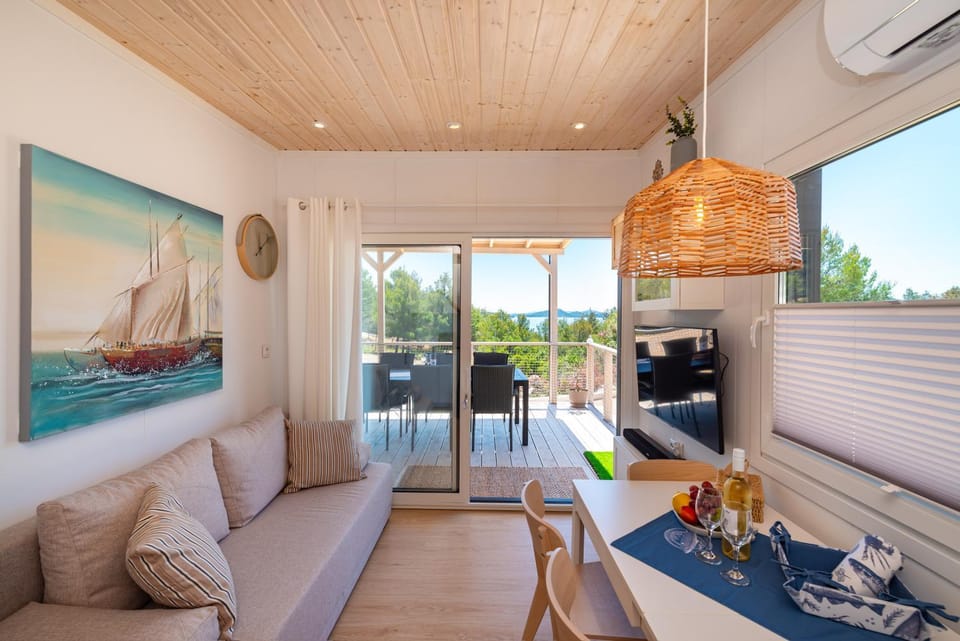 TV and multimedia, Living room, Dining area, air conditioner