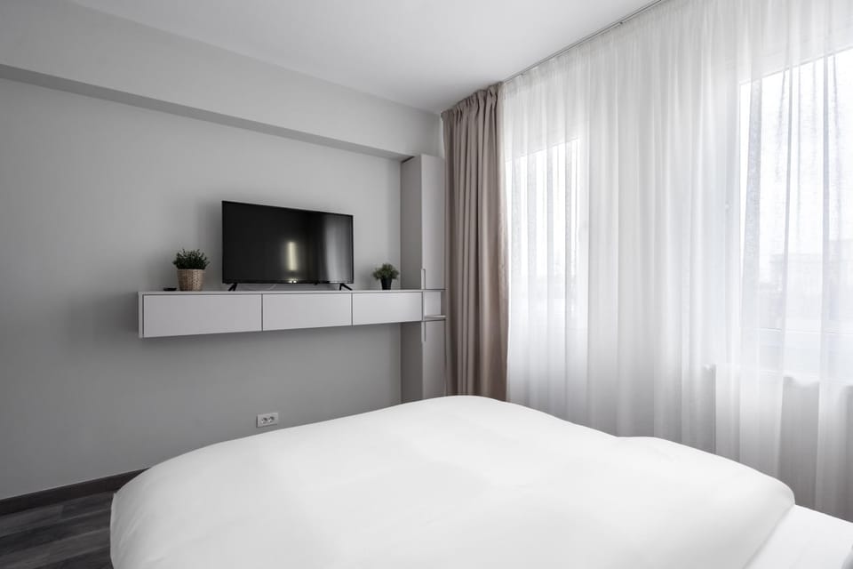 Bed, TV and multimedia, Photo of the whole room, Bedroom