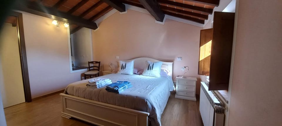 Bed, Bedroom, towels