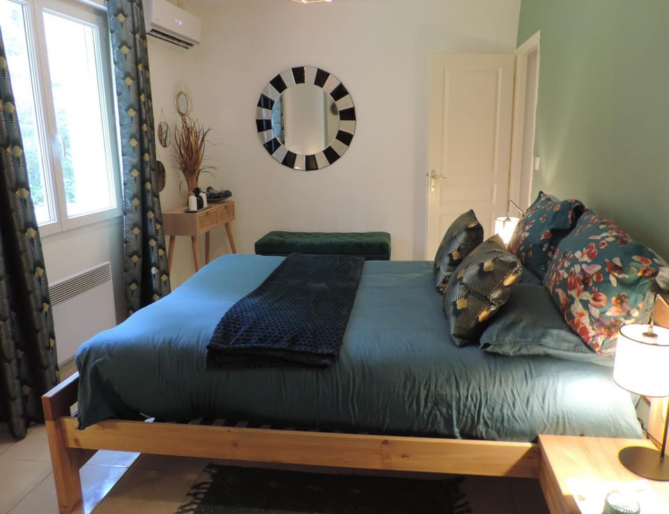 Bed, Photo of the whole room, Bedroom