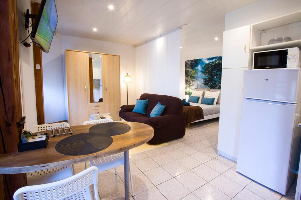 TV and multimedia, Seating area, Dining area