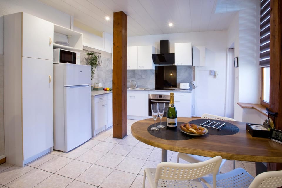 Coffee/tea facilities, Kitchen or kitchenette, Dining area, oven, stove, toaster
