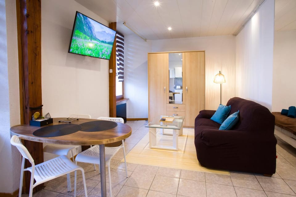 TV and multimedia, Seating area, Dining area