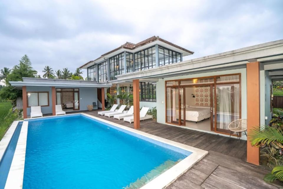 Property building, Patio, Day, Garden, Garden view, Pool view, Swimming pool, sunbed