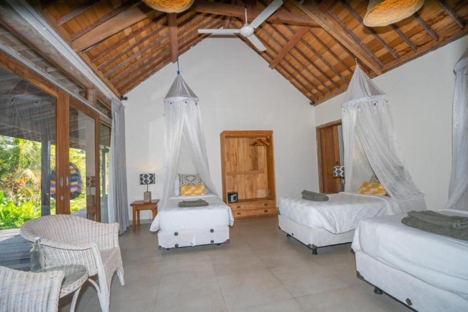 Bed, Living room, Photo of the whole room, Seating area, Bedroom, towels