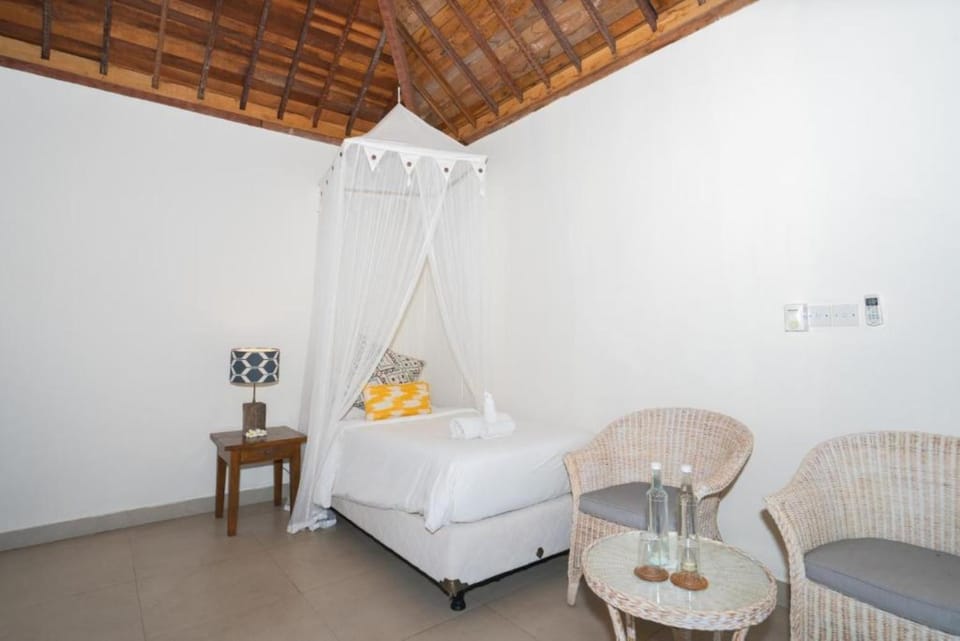 Bed, Living room, Photo of the whole room, Seating area, Bedroom