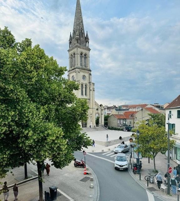 Appartement 2ème étage porte gauche vue sur la Basilique Apartment in Île-de-France