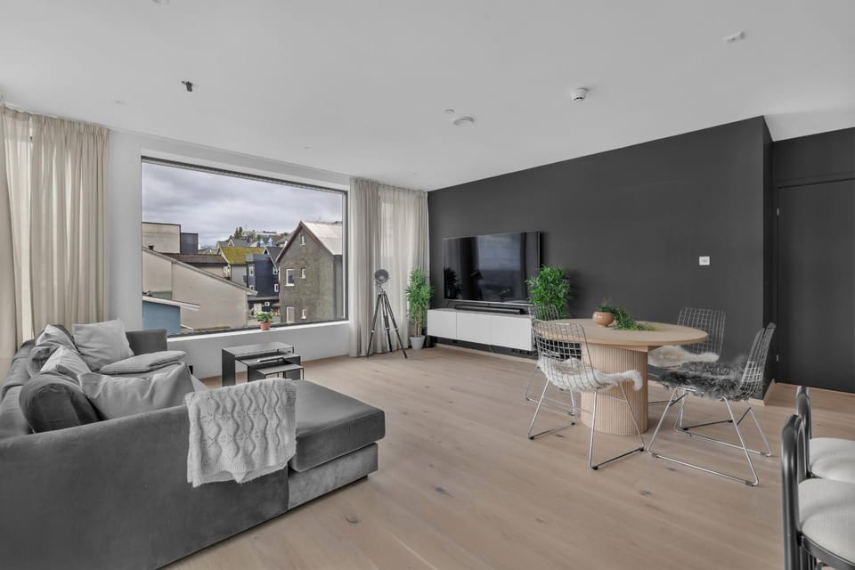 TV and multimedia, Living room, Seating area, Dining area