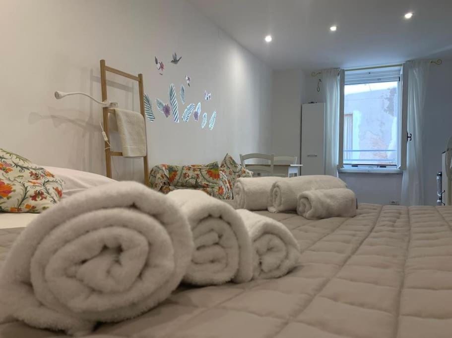 Bed, Living room, Bedroom, towels