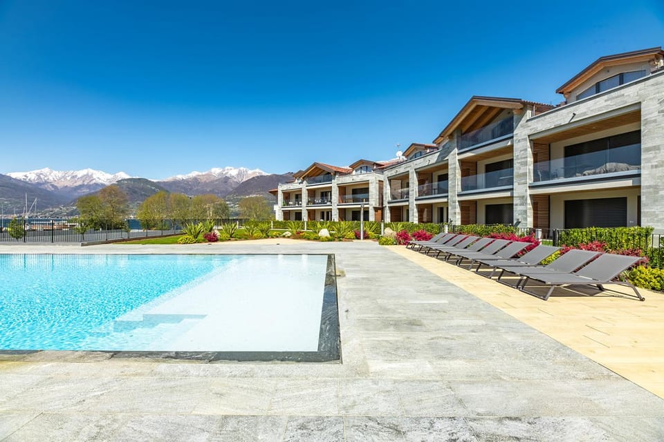 Property building, Swimming pool, sunbed