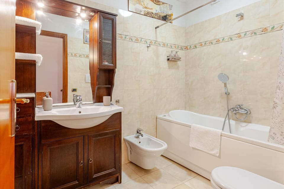 Modern & Cozy Double Rooms, Private bath WIFI AC Vacation rental in Rome