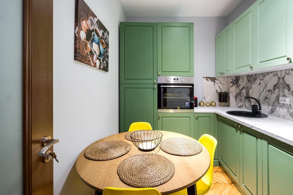 Kitchen or kitchenette, Dining area, oven, stove