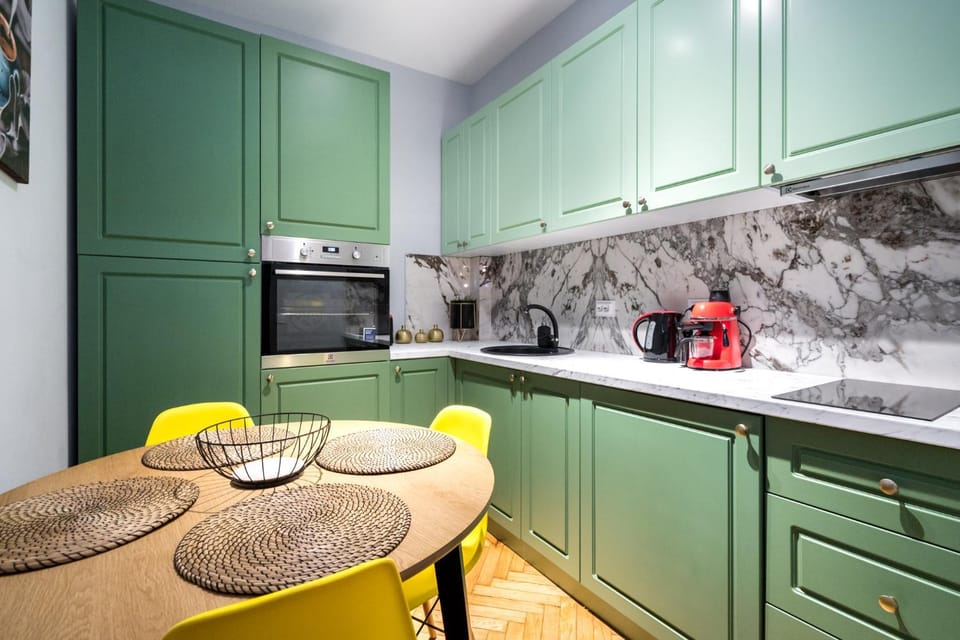 Coffee/tea facilities, Kitchen or kitchenette, Dining area, oven, stove