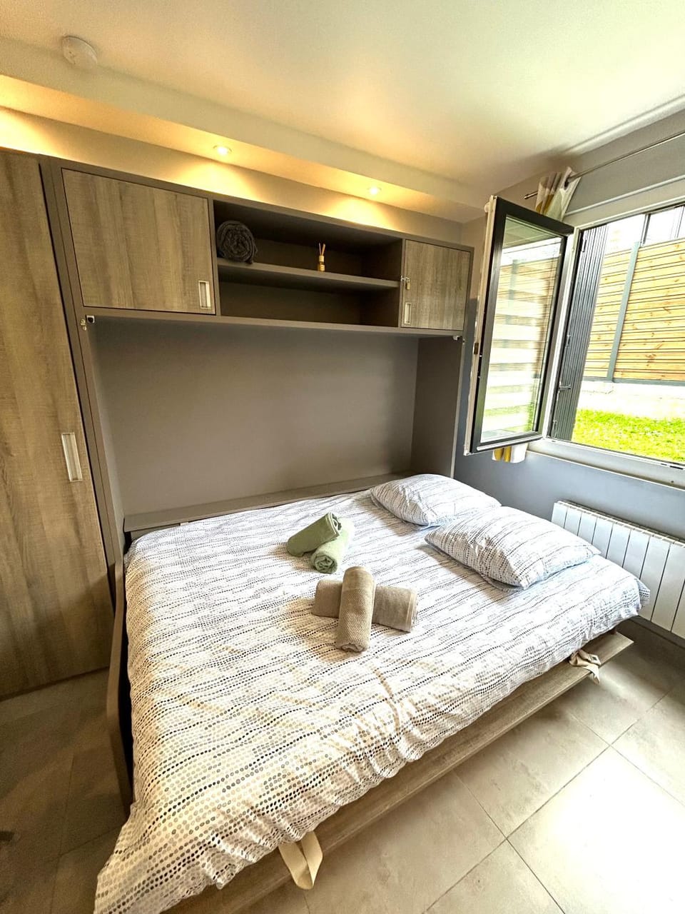 Shower, Bed, Bathroom, TV and multimedia, Kitchen or kitchenette, Photo of the whole room, Dining area, Bedroom, internet, storage, towels, washing machine