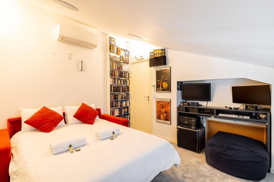 GuestReady - Colourful Getaway near Eiffel Tower Apartment in Paris