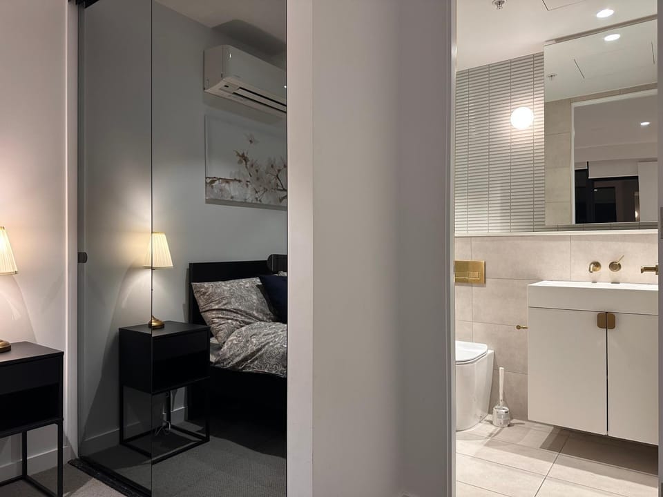 Bathroom, Bedroom, towels