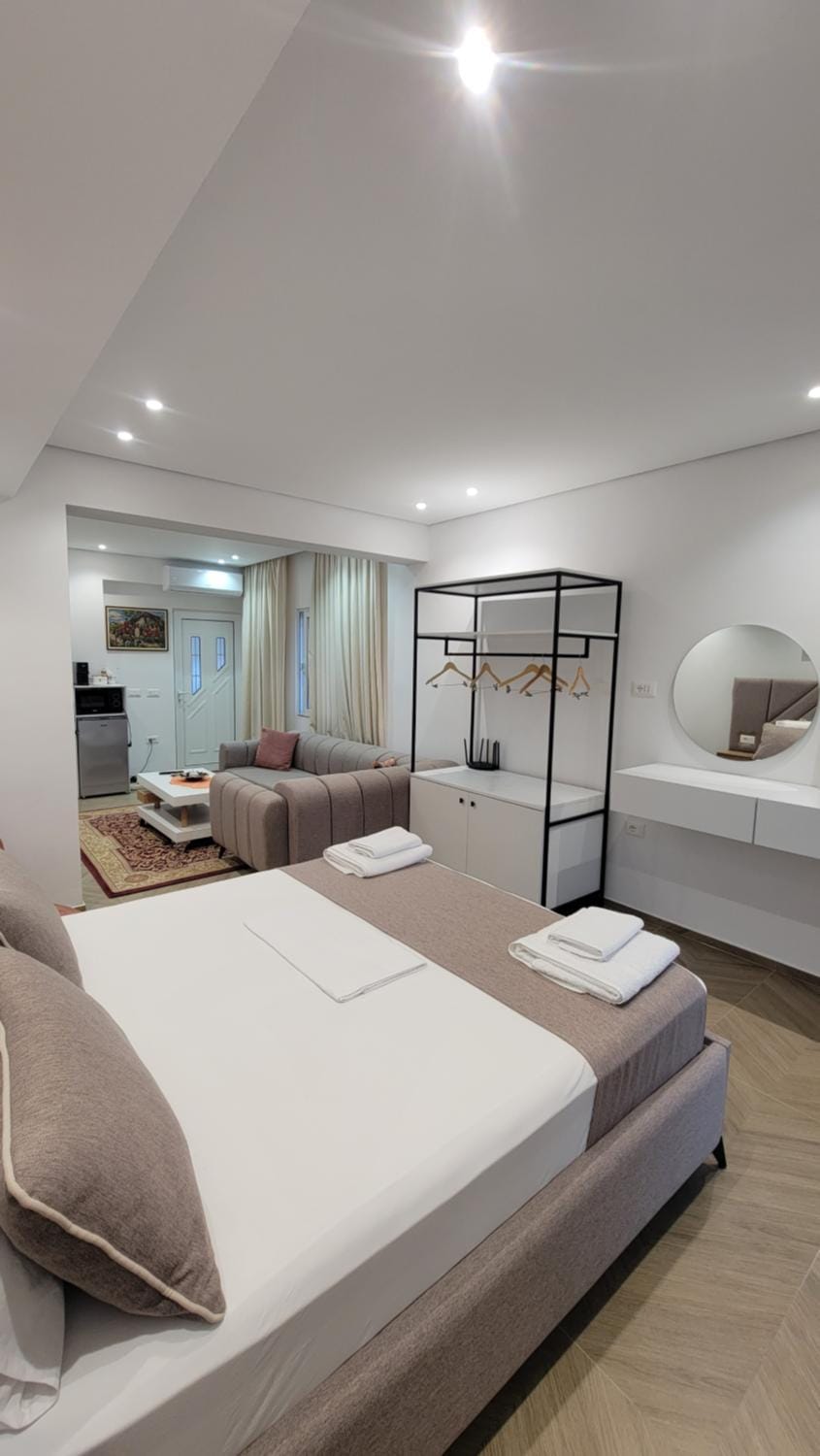 Bed, Kitchen or kitchenette, Living room, Photo of the whole room, Seating area, Bedroom