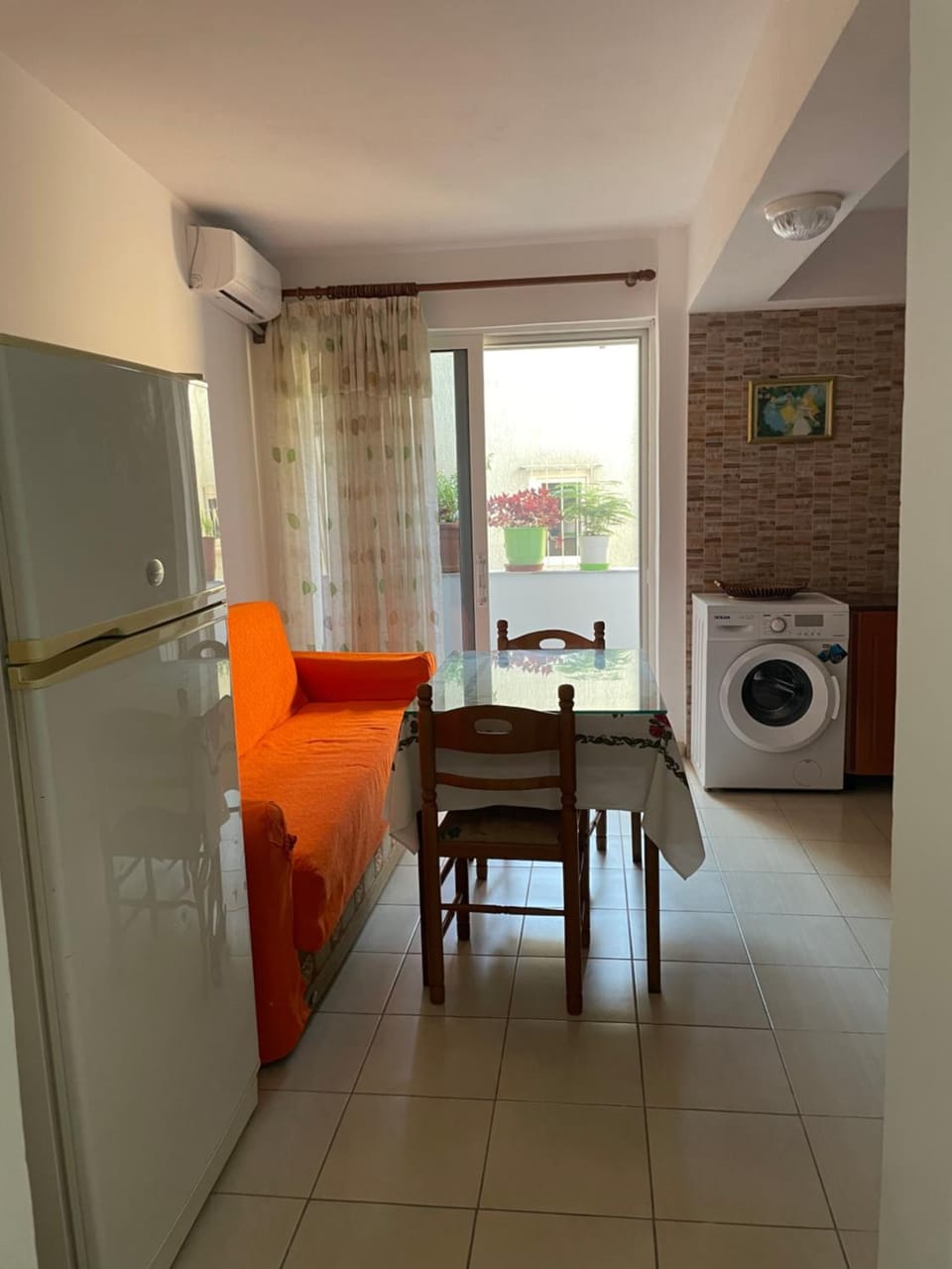 Kitchen or kitchenette, Living room, Seating area, Dining area, washing machine
