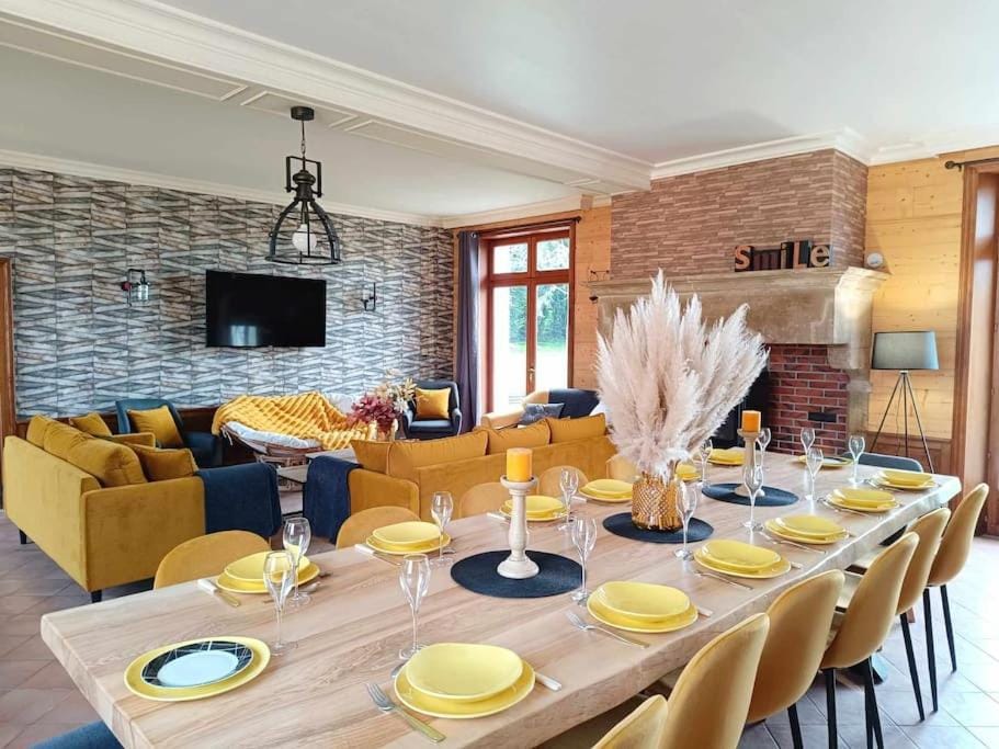 Communal lounge/ TV room, TV and multimedia, Living room, Food and drinks, Seating area, Dining area
