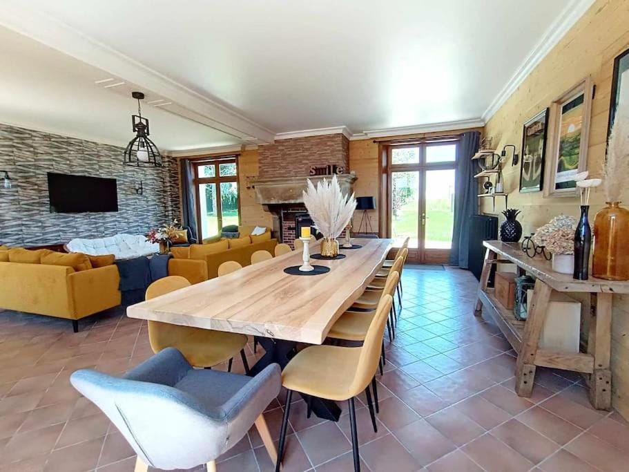 Communal lounge/ TV room, TV and multimedia, Living room, Seating area, Dining area