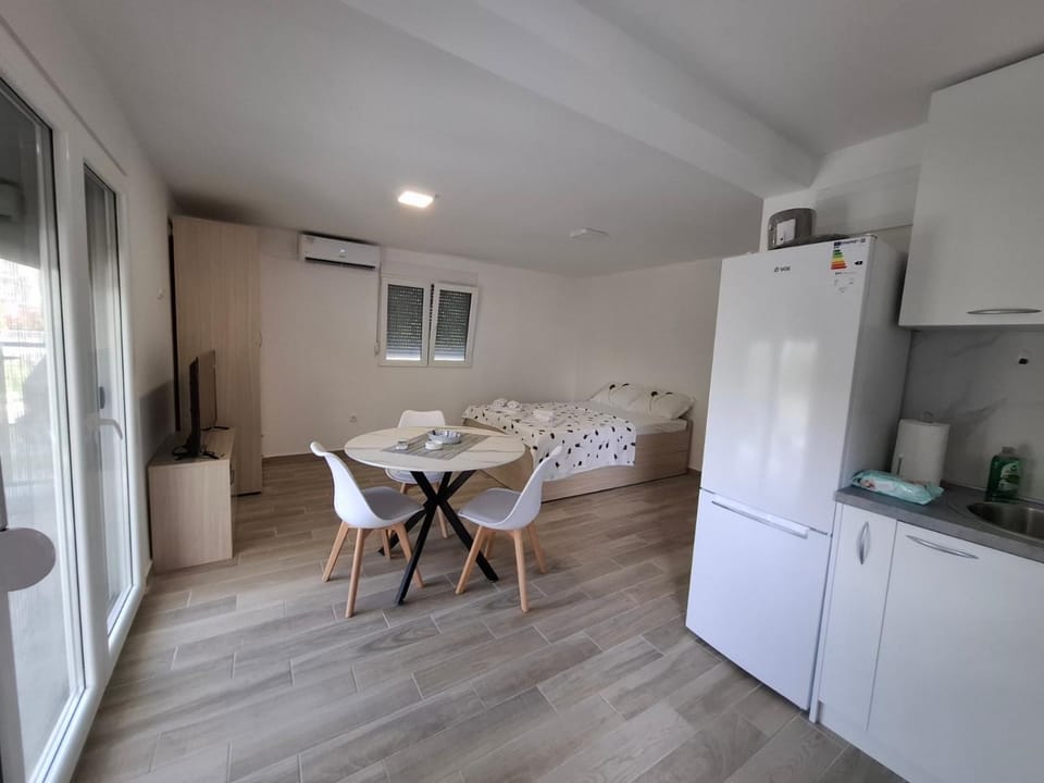 Toilet, Garden, TV and multimedia, Kitchen or kitchenette, Dining area, stove, toaster, wardrobe, washing machine