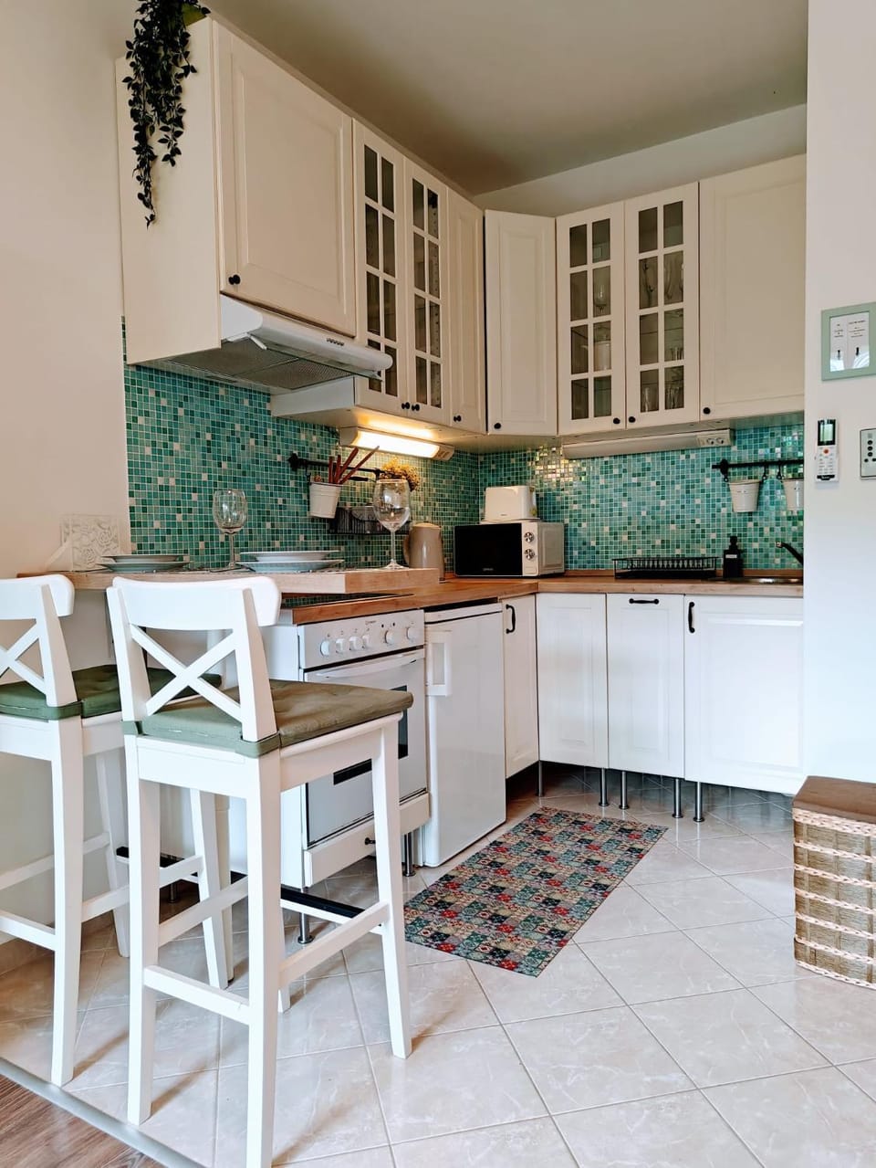 Property building, Coffee/tea facilities, Kitchen or kitchenette, Dining area, Family, microwave, oven, stove, toaster, kitchen