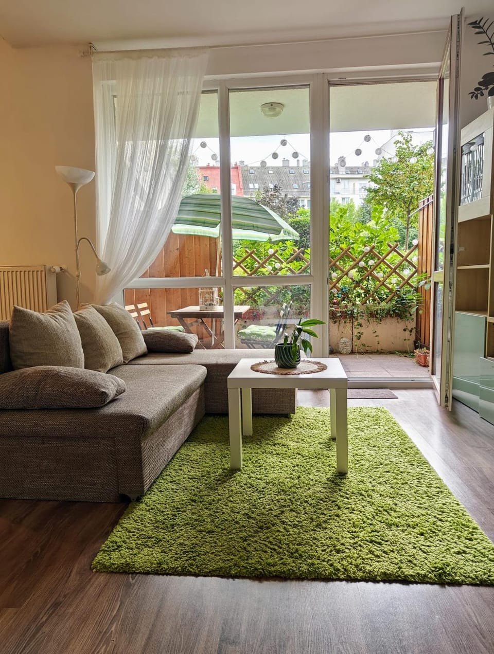Property building, Natural landscape, Garden, Balcony/Terrace, Living room, Garden view, internet