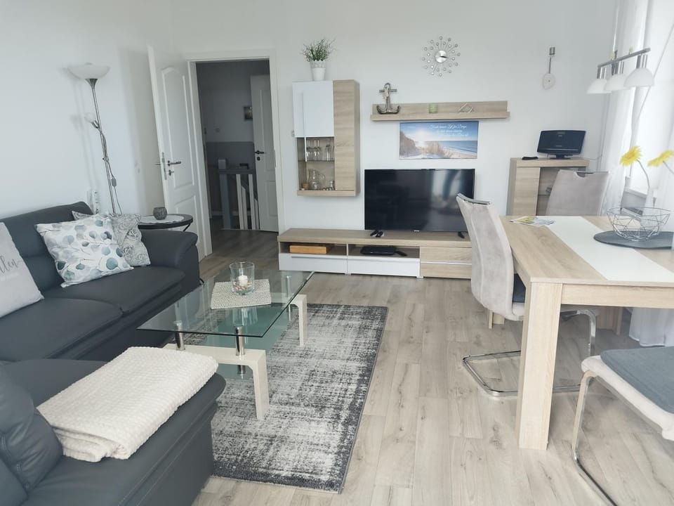 TV and multimedia, Living room, Seating area, Dining area