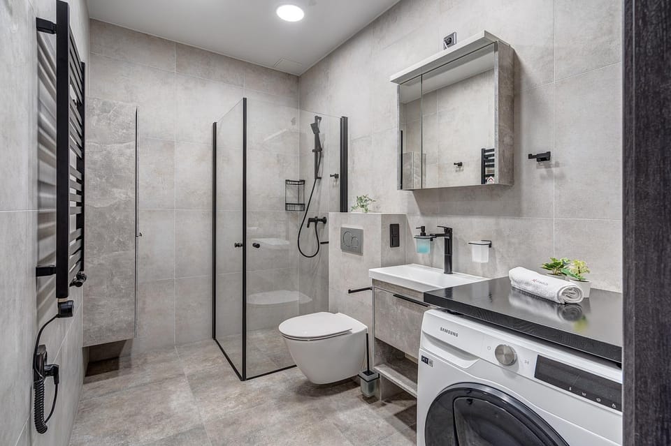 Shower, Toilet, Bathroom, towels, washing machine