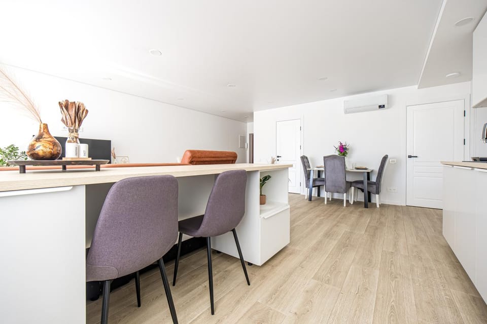 Kitchen or kitchenette, Living room, Seating area, Dining area