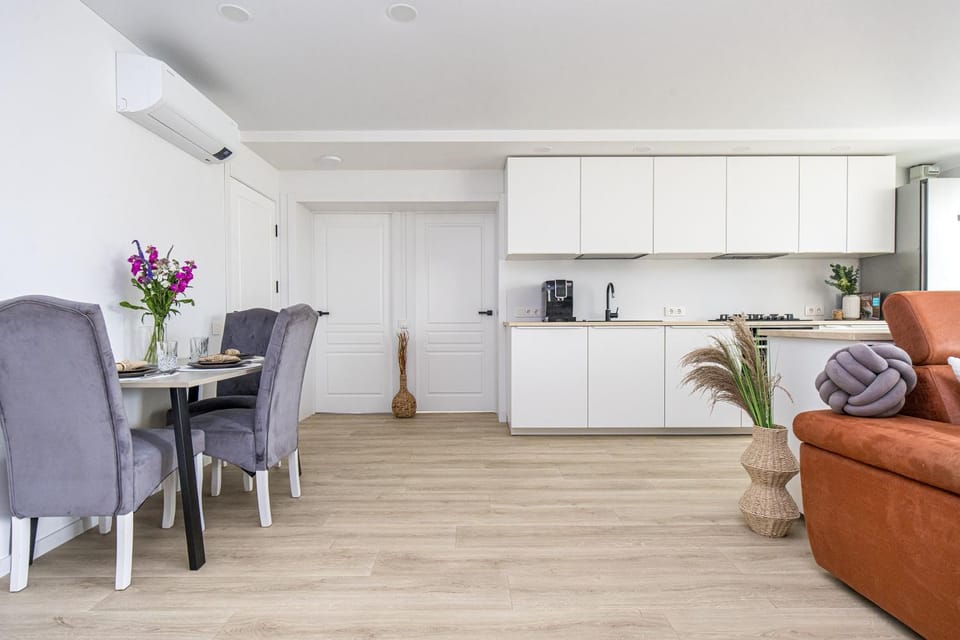 Coffee/tea facilities, Kitchen or kitchenette, Living room, Seating area, Dining area, oven, stove