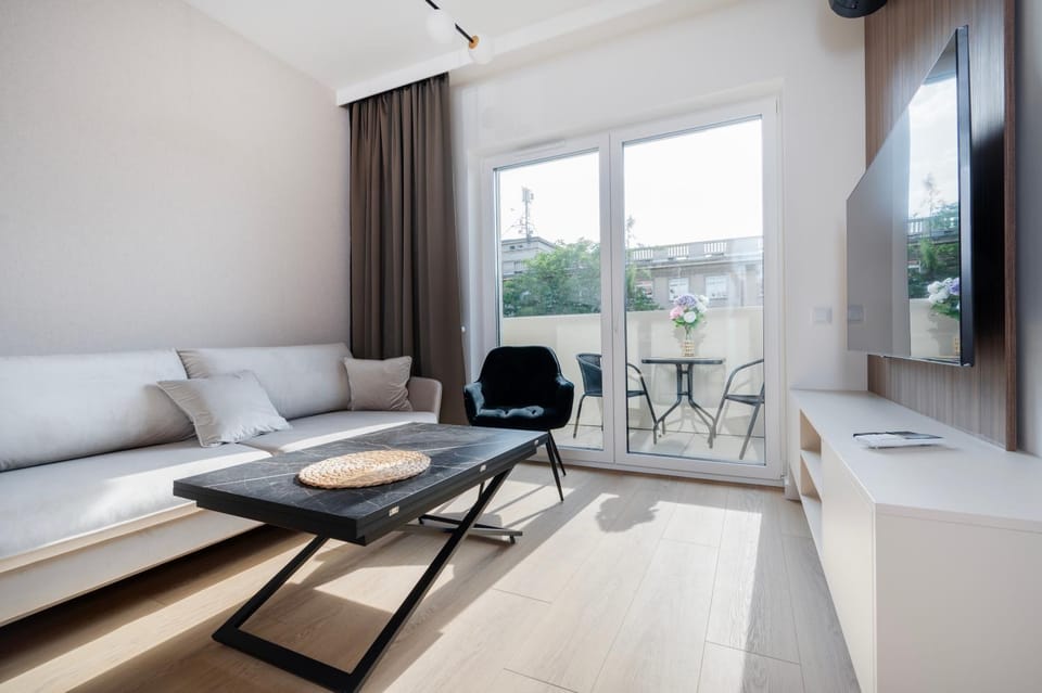 Communal lounge/ TV room, TV and multimedia, View (from property/room), Balcony/Terrace, Living room, Seating area, Dining area