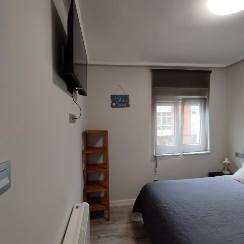 Bed, TV and multimedia, Photo of the whole room