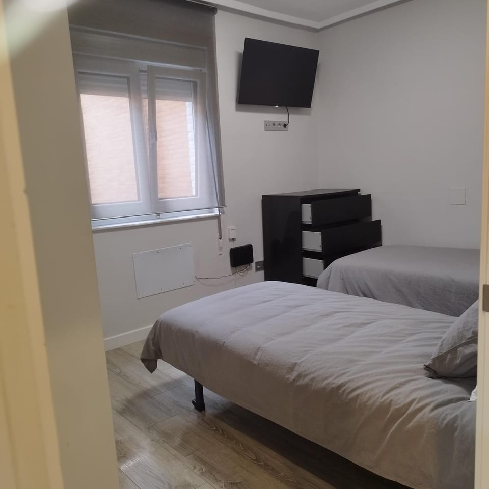 Bed, TV and multimedia, Photo of the whole room, Bedroom