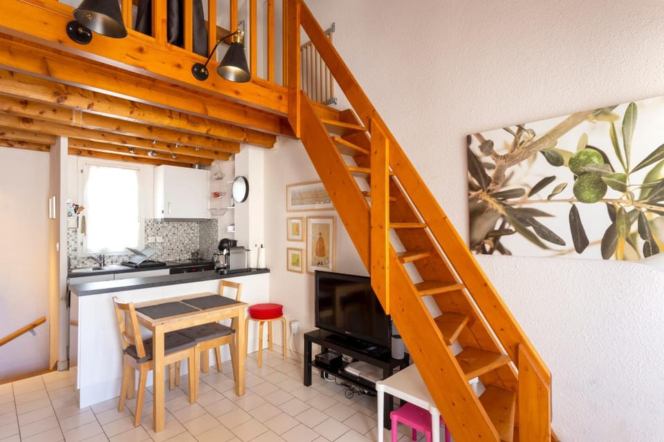 Living room, Dining area, stove