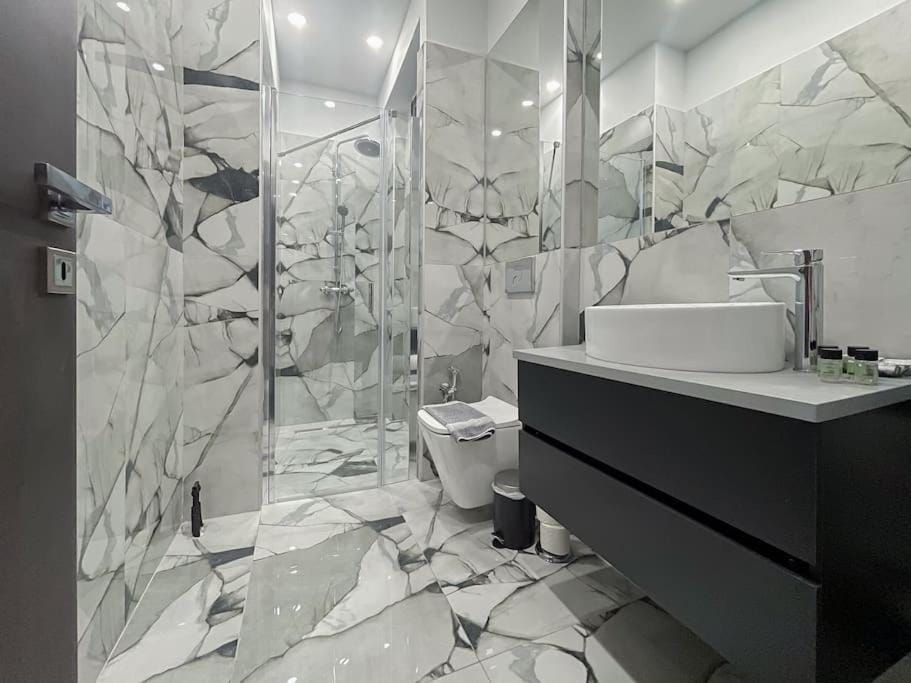 Shower, Toilet, Bathroom, towels