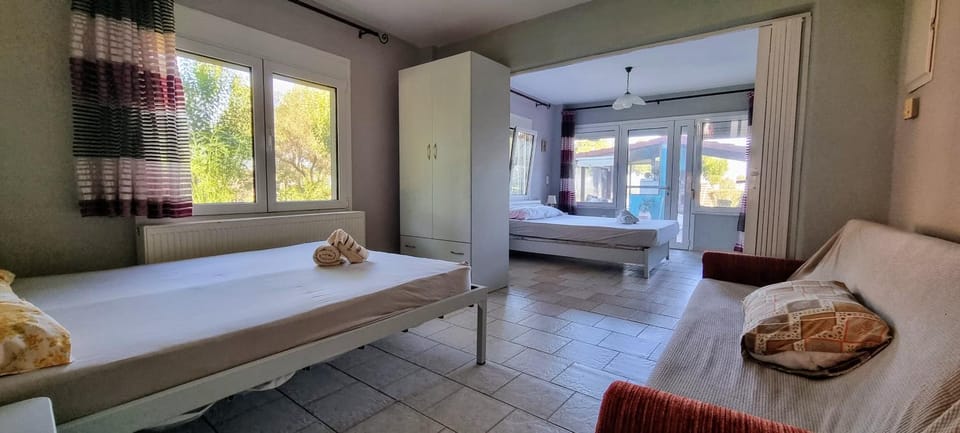 Bed, Photo of the whole room, Seating area, Bedroom, towels
