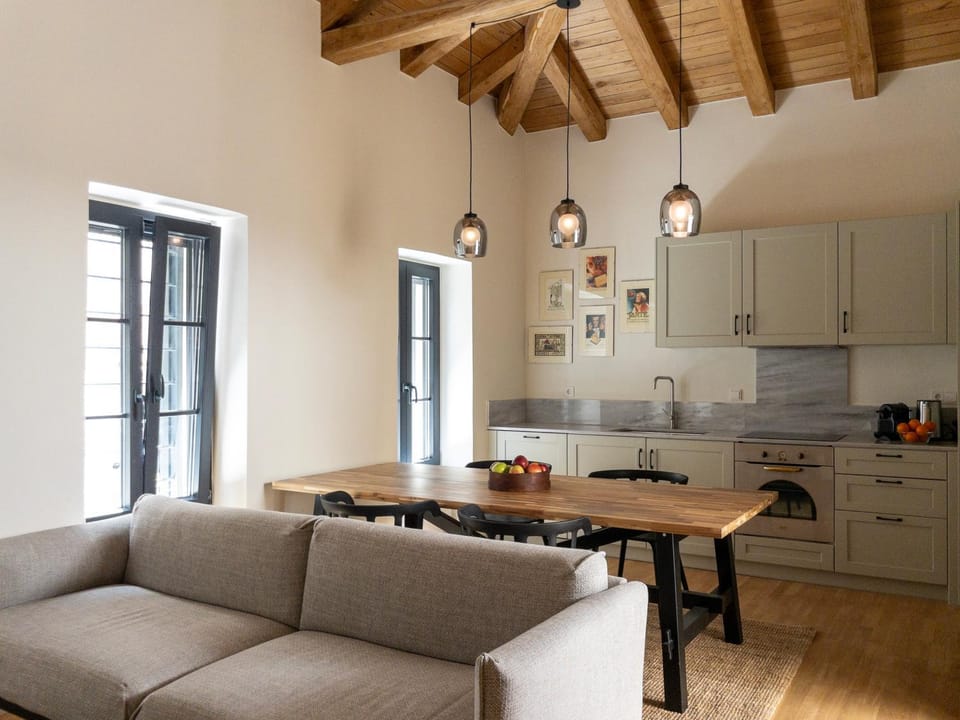 Kitchen or kitchenette, Living room, Seating area, Dining area, stove