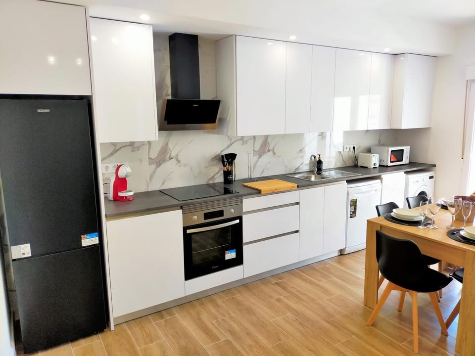 Coffee/tea facilities, Kitchen or kitchenette, Kitchen or kitchenette, Dining area, dishwasher, oven, stove, toaster
