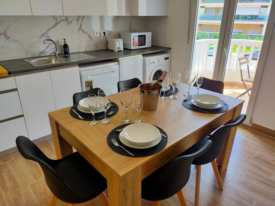 Kitchen or kitchenette, Dining area, Food