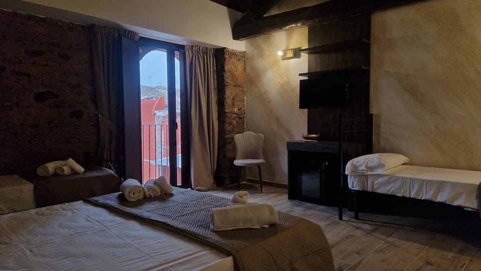 Bed, TV and multimedia, Photo of the whole room, Bedroom, towels
