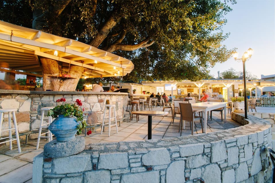 Restaurant/places to eat, Off site, Day, Karaoke, Lounge or bar, Area and facilities