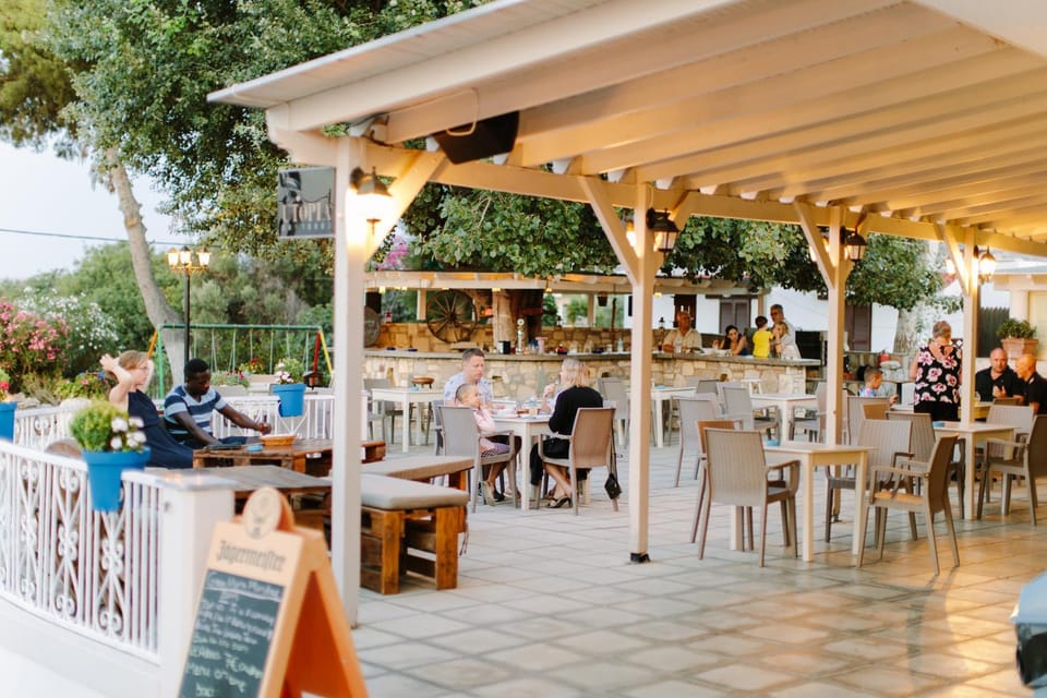 Nearby landmark, Restaurant/places to eat, Off site, Day, People, Karaoke, Lounge or bar, Food and drinks, Seating area, Food, Area and facilities
